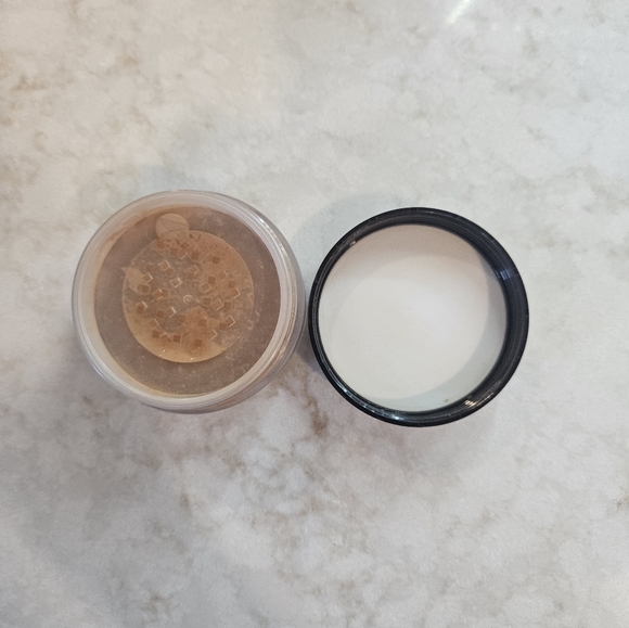 Laura Mercier Translucent Setting Powder- Medium Deep - Picture 3 of 3
